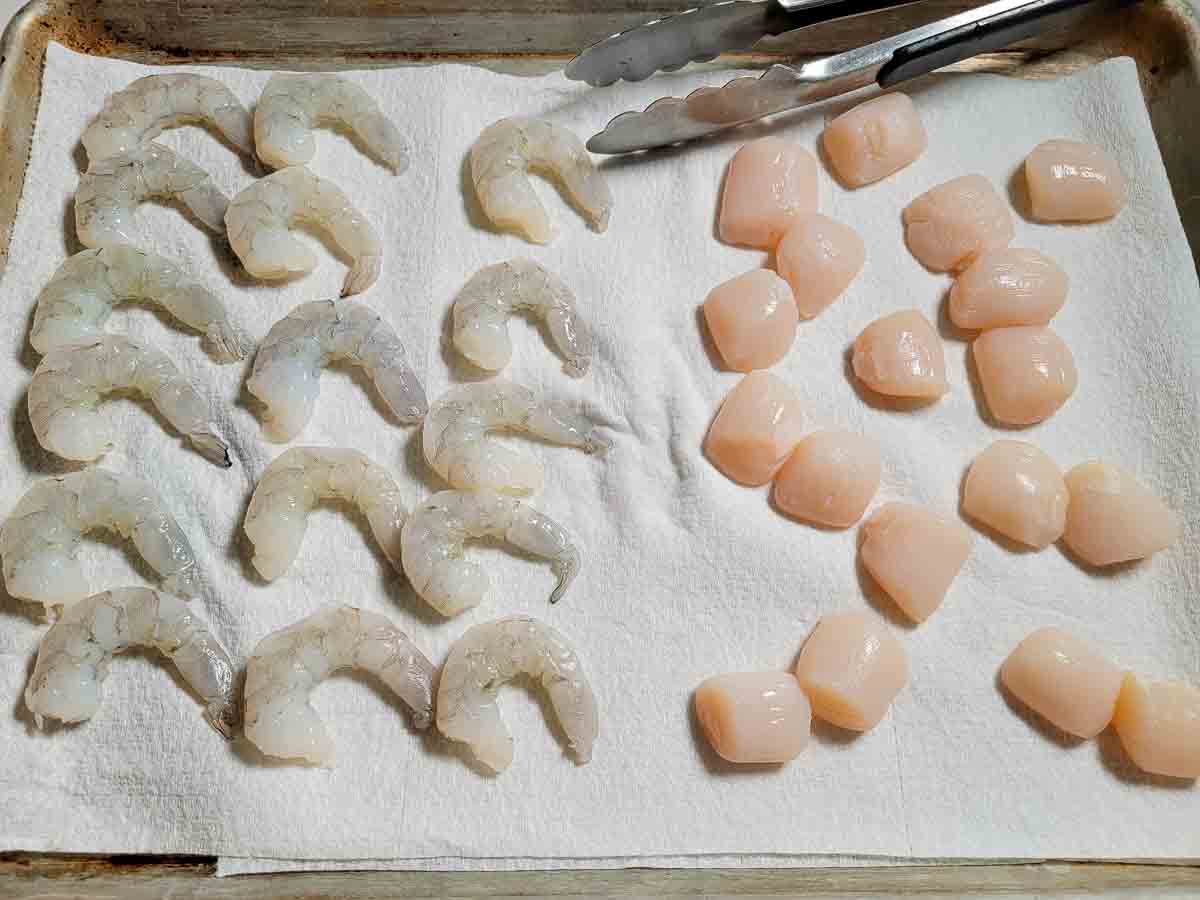 scallops and the shrimp drying on paper towel.