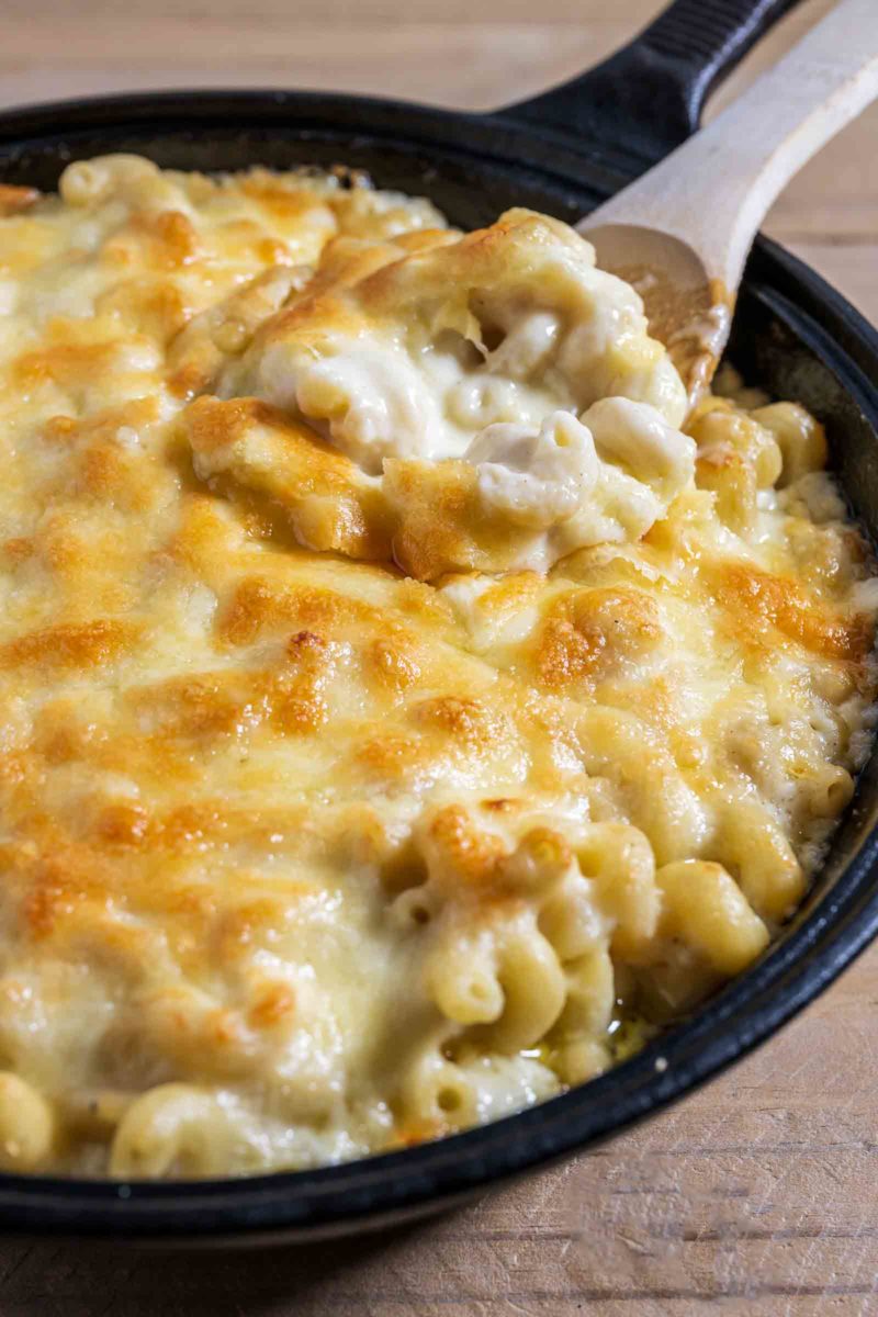 Mac and Cheese with White Cheddar in a cast iron skillet.
