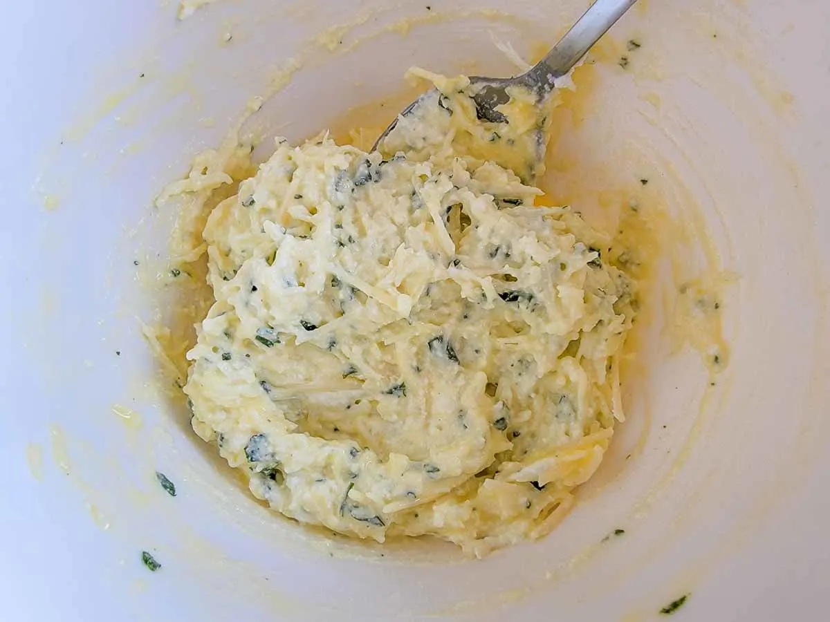 rocotta cheese mixture in a bowl.