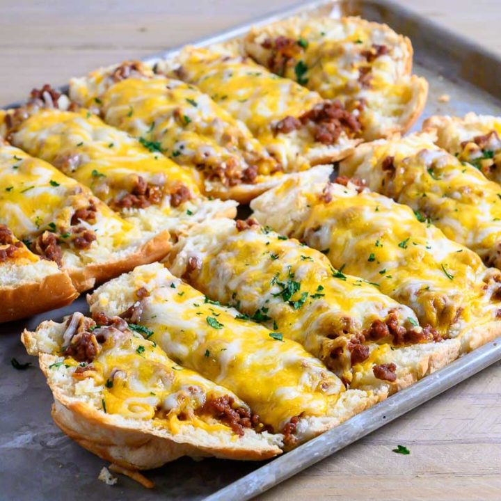 https://zonaslazyrecipes.com/wp-content/uploads/2023/12/Ground-Beef-and-Garlic-Bread-Recipe-8-720x720.jpg